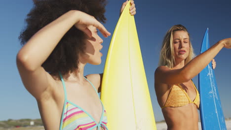 Mujeres-Mirando-La-Vista-Con-Tablas-De-Surf