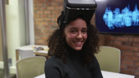 Kreative-Geschäftsfrau-Nutzt-Virtual-Reality-Headset-Im-Modernen-Büro