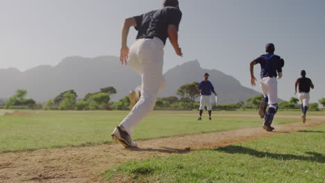 Baseballspieler-Laufen-Vor-Dem-Spiel