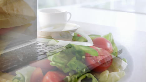 Laptop-Und-Salat-Im-Unscharfen-Hintergrund