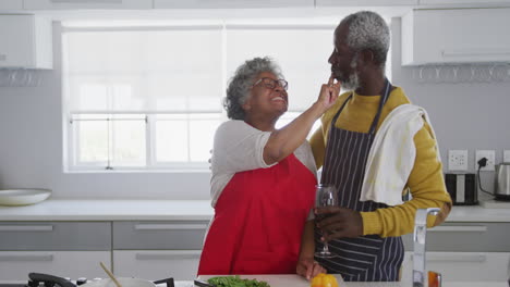 Una-Pareja-Afroamericana-Mayor-Cocinando-En-Casa.-Distanciamiento-Social-En-Cuarentena