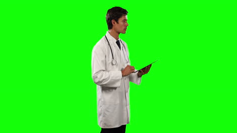 Seitenansicht-Eines-Arztes,-Der-Sein-Digitales-Tablet-Mit-Grünem-Bildschirm-Verwendet