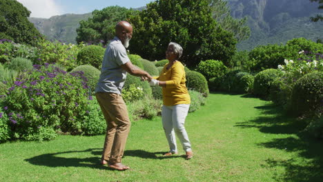 Afroamerikanisches-Seniorenpaar-Tanzt-Gemeinsam-Im-Garten