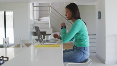 Mujer-Afroamericana-Usando-Una-Computadora-Portátil-Mientras-Trabaja-Desde-Casa