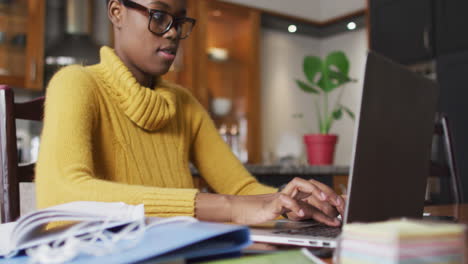 Mujer-Afroamericana-Usando-Una-Computadora-Portátil-Mientras-Trabaja-Desde-Casa