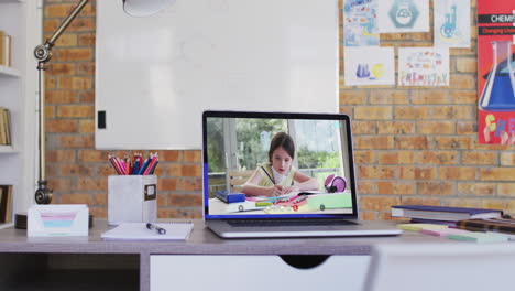 Kaukasisches-Schulmädchen-Lernen-Wird-Während-Eines-Videoanrufs-Auf-Dem-Laptop-Bildschirm-Angezeigt