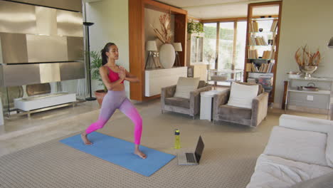 Frau-Mit-Gemischter-Abstammung,-Die-Zu-Hause-Yoga-Praktiziert