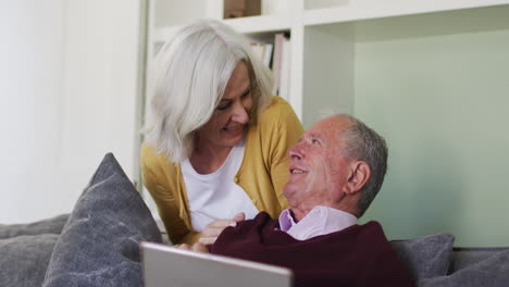 Älteres-Kaukasisches-Paar,-Das-Gemeinsam-Einen-Laptop-Computer-Benutzt