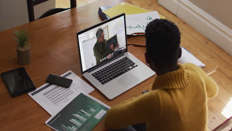 Estudiante-Afroamericana-Usando-Una-Computadora-Portátil-En-Una-Videollamada-Con-Un-Maestro