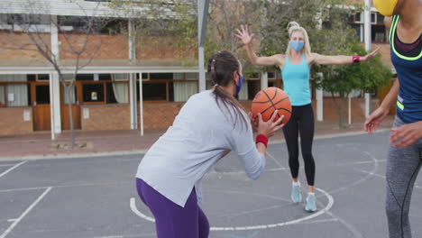Verschiedene-Weibliche-Basketballmannschaften-Tragen-Gesichtsmasken,-Spielen-Ein-Spiel-Und-Schießen-Ein-Tor