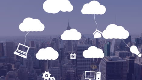 Animation-Von-Wolken-Und-Digitalen-Online-Symbolen-über-Dem-Stadtbild