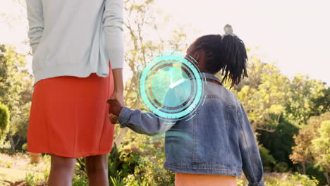 Digitaluhr-Tickt-Gegen-Afroamerikanische-Mutter-Und-Tochter,-Die-Händchen-Haltend-Im-Park-Spaziert