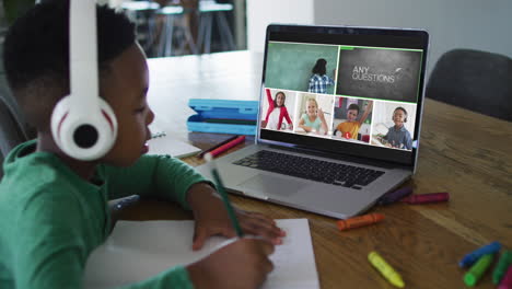 Zusammengesetztes-Video-Eines-Jungen,-Der-Einen-Laptop-Benutzt,-Mit-Bildschirmen-Verschiedener-Klassenkameraden-Und-Eines-Lehrers-Im-Online-Unterricht
