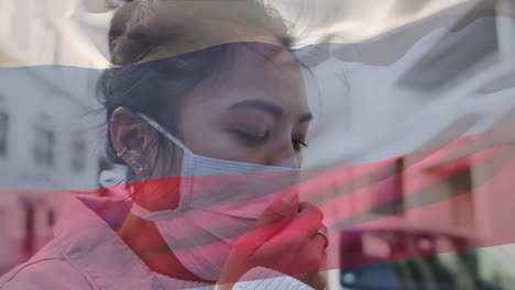 Russland-Schwenkt-Flagge-Gegen-Asiatische-Frau-Mit-Gesichtsmaske,-Die-Auf-Der-Straße-Hustet