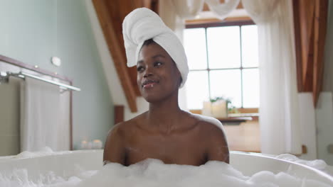 Glückliche-Afroamerikanische-Attraktive-Frau,-Die-Sich-Im-Schaumbad-Im-Badezimmer-Entspannt