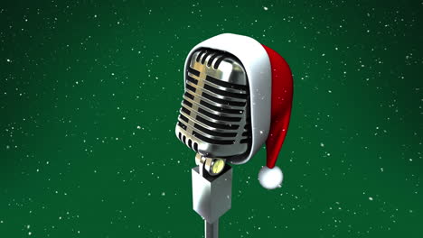 Animation-Von-Schnee,-Der-über-Die-Weihnachtsmütze-Fällt,-Auf-Vintage-Mikrofon-Auf-Grünem-Hintergrund