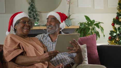 Glückliches-Afroamerikanisches-Seniorenpaar,-Das-Zur-Weihnachtszeit-Einen-Videoanruf-Führt