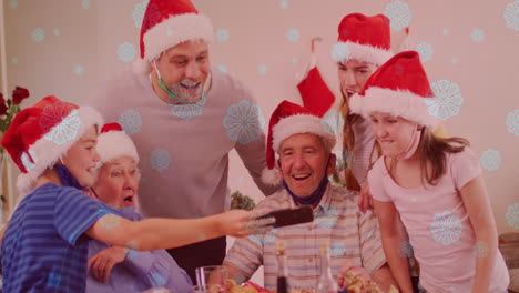 Animation-Von-Schnee,-Der-über-Eine-Lächelnde-Kaukasische-Familie-Mit-Weihnachtsmützen-Fällt,-Die-Ihr-Smartphone-Nutzt