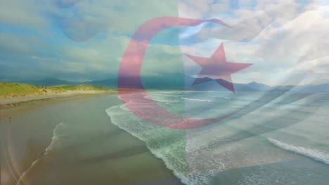 Digitale-Komposition-Der-Schwenkenden-Algerien-Flagge-Vor-Der-Luftaufnahme-Des-Strandes