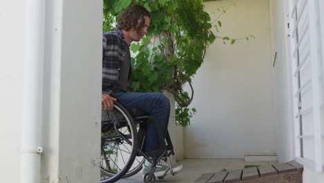 Hombre-Discapacitado-Caucásico-En-Silla-De-Ruedas-Entrando-Por-La-Puerta-De-Su-Casa