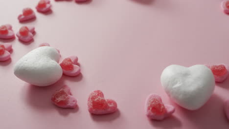 Herzförmige-Süßigkeiten-Auf-Rosa-Hintergrund-Am-Valentinstag