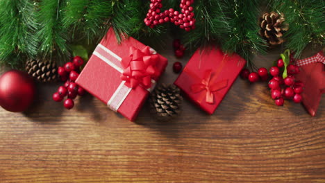 Video-Von-Weihnachtsdekorationen-Mit-Geschenken-Und-Kopierraum-Auf-Holzhintergrund