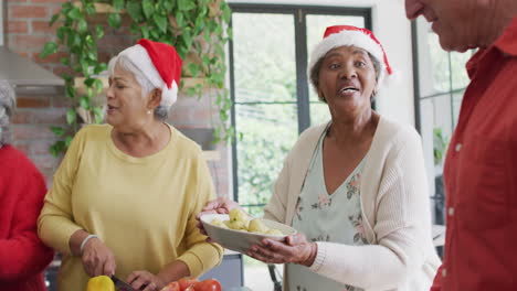 Gruppe-Glücklicher,-Vielfältiger-älterer-Freunde,-Die-Zur-Weihnachtszeit-Gemeinsam-In-Der-Küche-Kochen