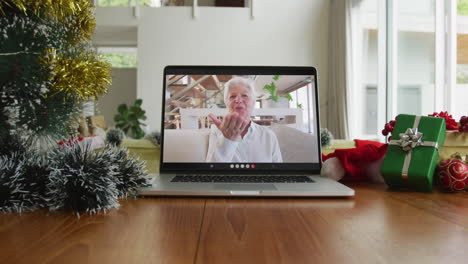 Lächelnde-ältere-Kaukasische-Frau-Bei-Einem-Weihnachtsvideoanruf-Auf-Dem-Laptop