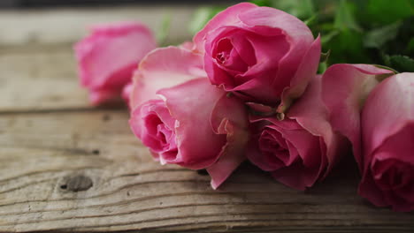 Bouquet-of-pink-roses-on-wooden-background-at-valentine's-day