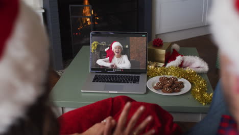 Kaukasisches-Paar-Bei-Einem-Videoanruf-Auf-Einem-Laptop-Mit-Einer-Freundin-Zur-Weihnachtszeit