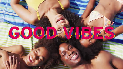 Animation-Von-Text-Mit-Guter-Stimmung-über-Einer-Lächelnden-Afroamerikanischen-Familie,-Die-Am-Strand-Liegt