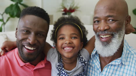 Porträt-Eines-Glücklichen-Afroamerikanischen-Großvaters-Mit-Erwachsenem-Sohn-Und-Enkelin