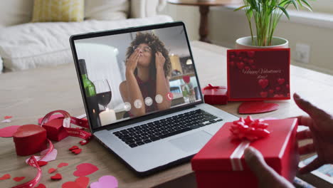 Fröhliche-Afroamerikanische-Frau-Küsst-Sich-Und-Macht-Einen-Valentinstag-Videoanruf-Auf-Dem-Laptop