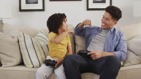 Glücklicher-Gemischtrassiger-Mann-Und-Sein-Sohn,-Die-Videospiele-Spielen