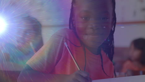 Animation-Von-Lichtspuren-über-Einem-Afroamerikanischen-Schulmädchen-Im-Klassenzimmer