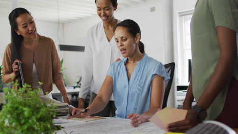 Gruppe-Glücklicher,-Vielfältiger-Geschäftsfrauen,-Die-Im-Büro-Zusammenarbeiten