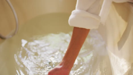 Manos-De-Mujer-Birracial-Con-Vitiligo-Preparando-Baño
