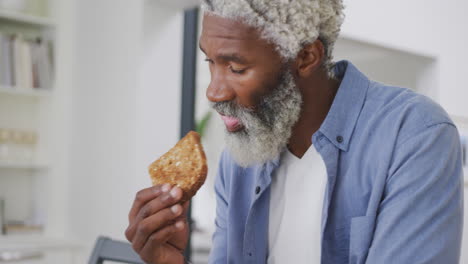 Video-Eines-Traurigen-Afroamerikanischen-älteren-Mannes,-Der-Toast-Isst