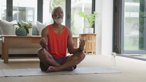 Video-De-Un-Anciano-Afroamericano-Meditando.