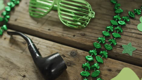 Shamrocks-and-glasses-with-pipe-with-copy-space-on-wooden-table