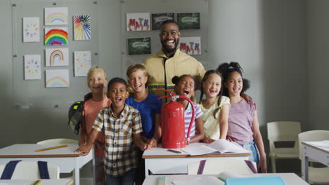 Video-Einer-Glücklichen-Afroamerikanischen-Lehrerin-Mit-Einer-Klasse-Verschiedener-Schüler-Während-Des-Ohs-Unterrichts