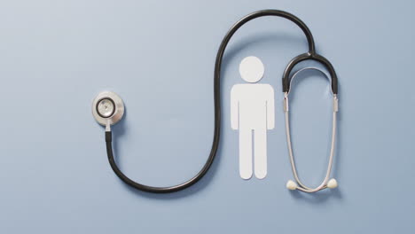 Video-Der-Nahaufnahme-Eines-Stethoskops-Mit-Personensymbol-Auf-Blauem-Hintergrund