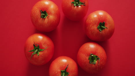 Video-Von-Frischen-Roten-Tomaten-Im-Kreis-Auf-Rotem-Hintergrund