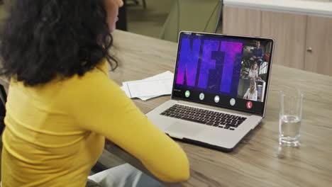 Video-Einer-Afroamerikanischen-Frau,-Die-Mit-Verschiedenen-Kollegen-Einen-NFT-Videoanruf-Auf-Einem-Laptop-Führt