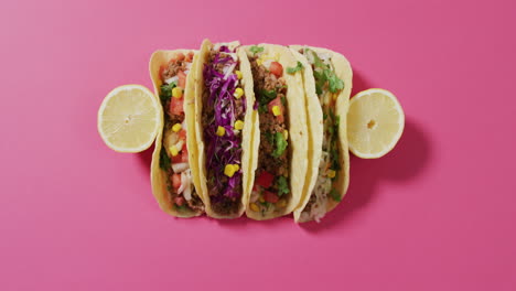 Video-Von-Frisch-Zubereiteten-Tacos,-Die-An-Bord-Auf-Rosa-Hintergrund-Liegen