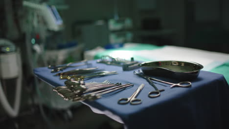Close-up-of-empty-operating-room-with-bed-and-operating-tools-in-slow-motion
