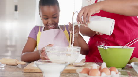 Glückliche,-Unveränderte-Afroamerikanische-Mutter-Und-Tochter-Backen-In-Der-Küche,-In-Zeitlupe