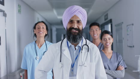 Retrato-De-Diversos-Médicos-Y-Enfermeras-Sonriendo-En-El-Pasillo-Del-Hospital,-En-Cámara-Lenta