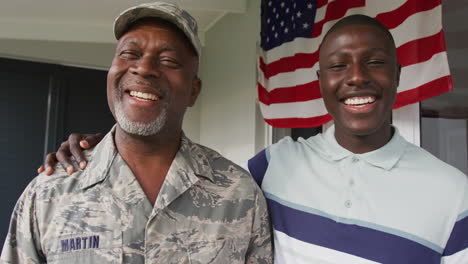 Video-Eines-Glücklichen-Afroamerikanischen-Seniorsoldaten-Und-Seines-Sohnes,-Die-In-Die-Kamera-Schauen