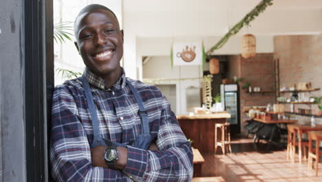 Porträt-Eines-Glücklichen-Afroamerikanischen-Kaffeehausbesitzers-In-Seinem-Laden,-Zeitlupe